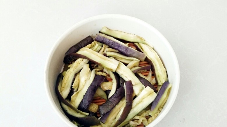 凉拌鱼香茄子,手撕成小条，在继续放凉透为止。