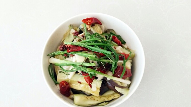 凉拌鱼香茄子,一起泼在蒜粒上出味。