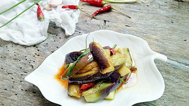 凉拌鱼香茄子,拌匀即可食用了！