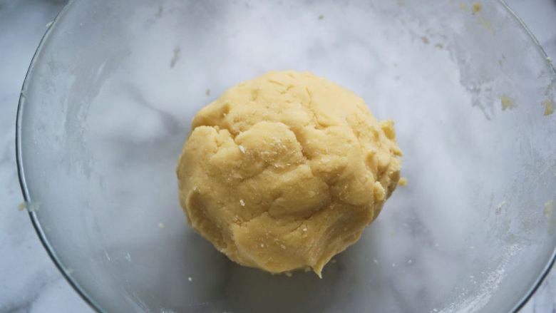 辛巴小饼干,快速用手轻揉几下成面团
