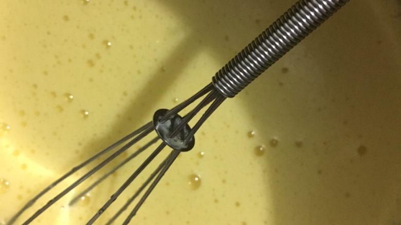 巧克力淋面蛋糕,再加入35g牛奶搅打均匀,多搅打一会儿,让牛奶和蛋液融合的好些