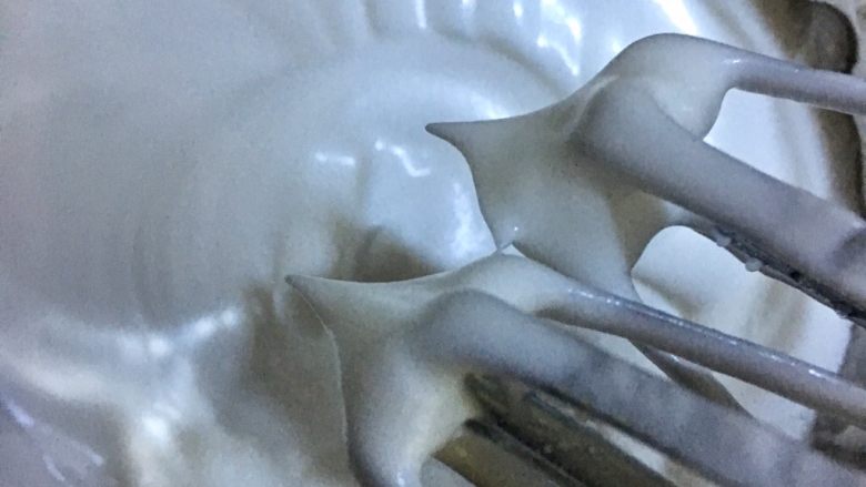 巧克力淋面蛋糕,然后搅打到出现纹理 打蛋器感觉稍微有阻力之后,就可以了,提起打蛋器,会看到打蛋头上出现直的尖角,倒过打蛋盆来,蛋白也不会流动掉下来。这表明蛋白打发成功。注意蛋白不要过度打发,过度打发蛋白会发硬,影响戚风蛋糕的爬高