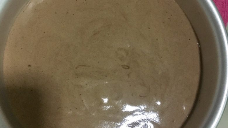 巧克力淋面蛋糕,最后将蛋糕糊倒入6寸活底蛋糕模中,好的蛋糕糊倒入时会很轻柔的流下来。然后用力震几下震出大气泡