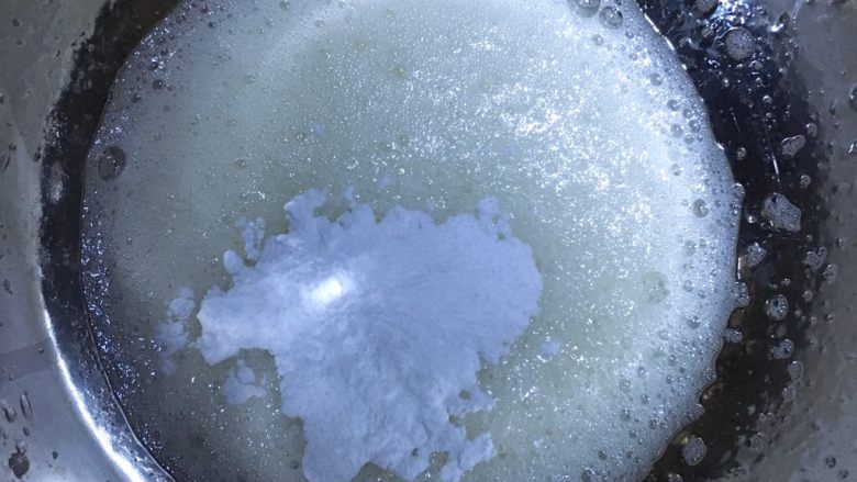 巧克力淋面蛋糕,蛋白打发成功很关键,蛋白打发成功,戚风蛋糕也就成功了一大半。蛋白里滴几滴<a style='color:red;display:inline-block;' href='/shicai/ 919'>柠檬汁</a>,或者白醋,用电动打蛋器打发到出现鱼眼泡时加入1/3糖粉。糖粉就是白砂糖用料理机打了一下