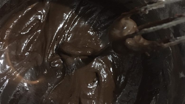 巧克力淋面蛋糕,筛入35g低筋面粉搅打均匀,搅打时不要划圈,要以写Z字样拌匀,这样不会起筋。当提起打蛋器时可可糊会顺滑的流下来,表明已经搅打好了