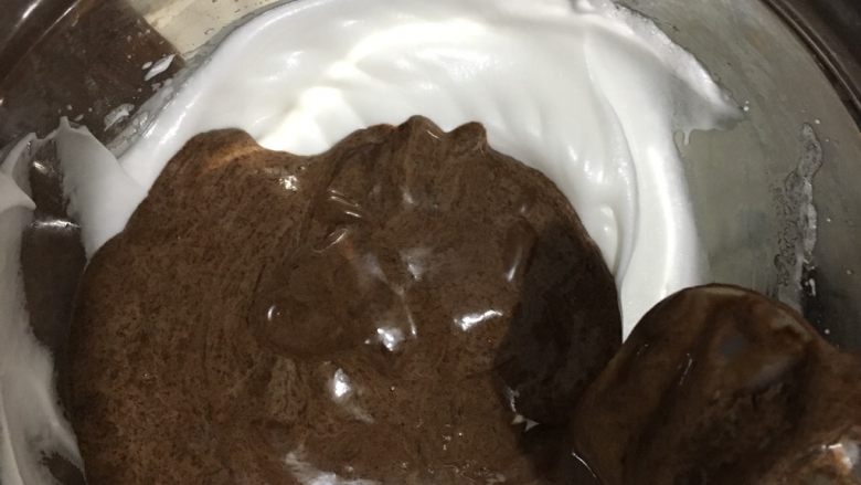 巧克力淋面蛋糕,在可可糊里加入1/3蛋白,翻拌均匀,不要搅拌,会消泡,要像炒菜那样翻拌