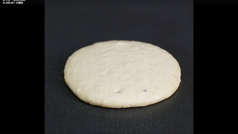 用这种方法,简单快速做煎饼,待冒小气泡就可以翻面煎
