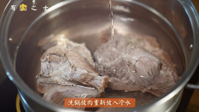 敲简单，满足大胃王们的火车头牛肉米粉,洗过的牛肉重新放入冷水锅中