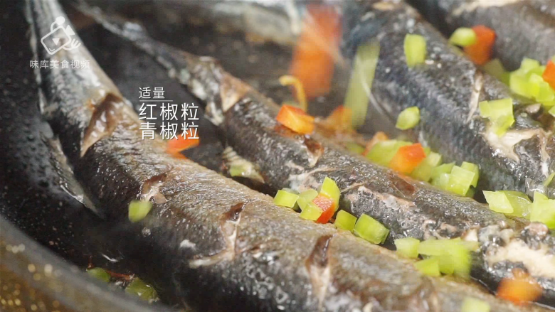 香煎秋刀鱼,在家也能做出的美味日料,加入适量红辣椒、青辣椒