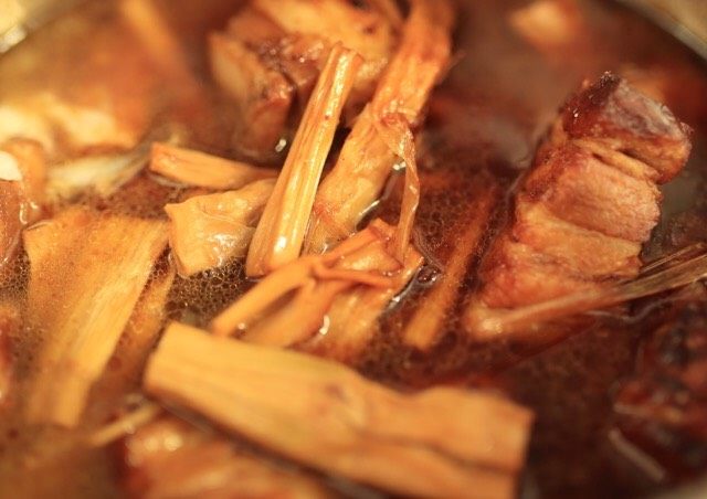 干笋烧肉,大火煮开后转小火煮1小时以上,这中间不要用铲子或勺搅,会破坏五花肉。