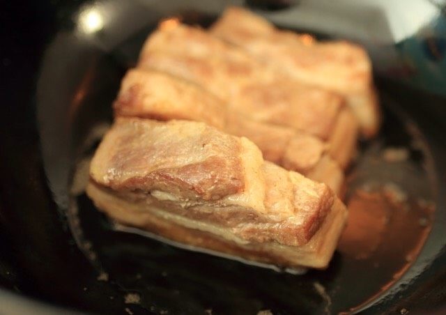 干笋烧肉,将五花肉带皮那面放油煎,切记盖上锅盖,否则会出现烫伤;估计肉皮煎脆,关火,待温度降低再开盖。