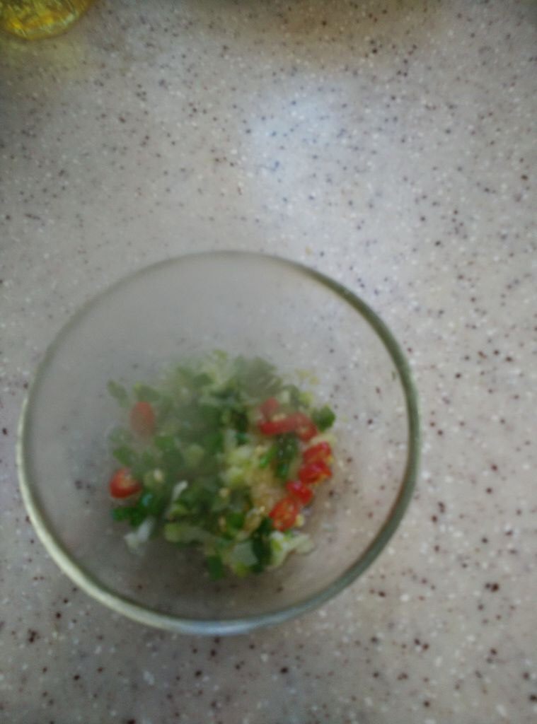 蟹味鳕鱼豆腐,油浇在准备好的料碗里,油热会把葱蒜的香味逼出来。