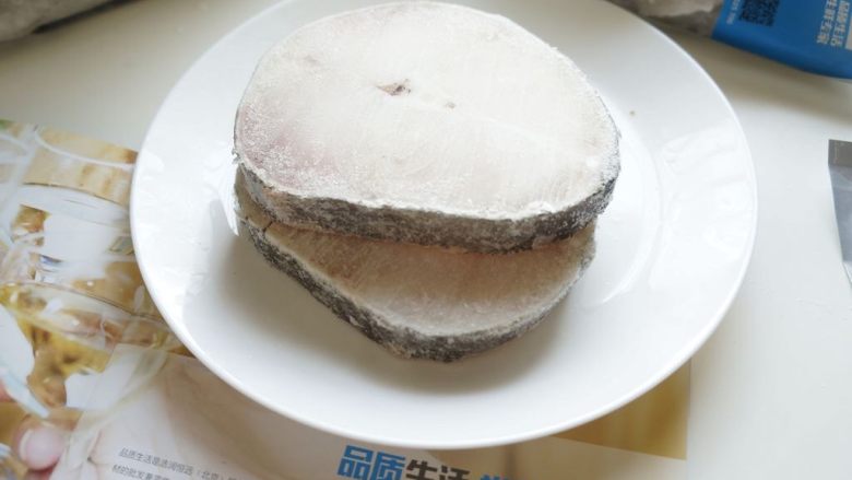 蟹味鳕鱼豆腐,真正的深海<a style='color:red;display:inline-block;' href='/shicai/ 1390'>银鳕鱼</a>,食用价值都高于低价的水鳕鱼或者龙鳕鱼,看鱼肉,<a style='color:red;display:inline-block;' href='/shicai/ 1390'>银鳕鱼</a>的肉色洁白,水鳕鱼颜色略带一点黄。用手摸,解冻后,<a style='color:red;display:inline-block;' href='/shicai/ 1390'>银鳕鱼</a>摸上去肉质也很柔滑,而水鳕鱼相对粗糙。最后是价格,便宜低价的,肯定不会是真的<a style='color:red;display:inline-block;' href='/shicai/ 1390'>银鳕鱼</a>。
