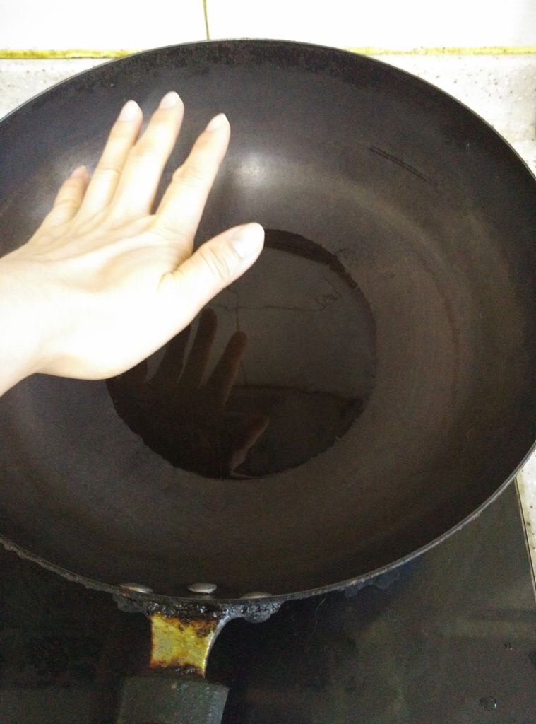 蟹味鳕鱼豆腐,锅内放一点油煮热,可以用手心试下油温,感到灼热就可以。