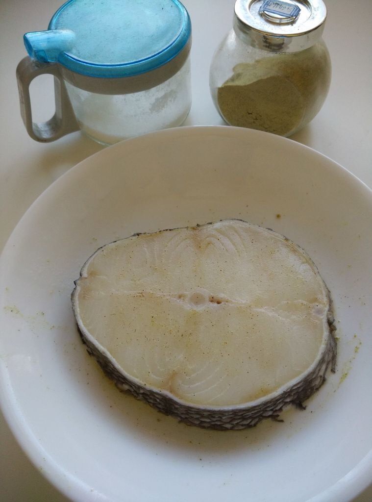 蟹味鳕鱼豆腐,把鳕鱼去除鱼皮上的鳞片,用<a style='color:red;display:inline-block;' href='/shicai/ 134296'>白胡椒粉</a>和一勺盐均匀抹在两面,略腌十分钟。