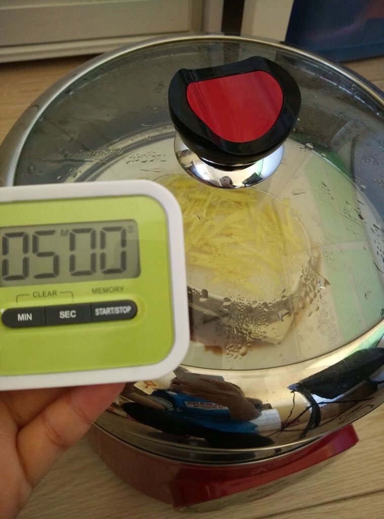 蟹味鳕鱼豆腐,把鳕鱼放在豆腐上,蒸锅水烧开,盘子放入,蒸5分钟。