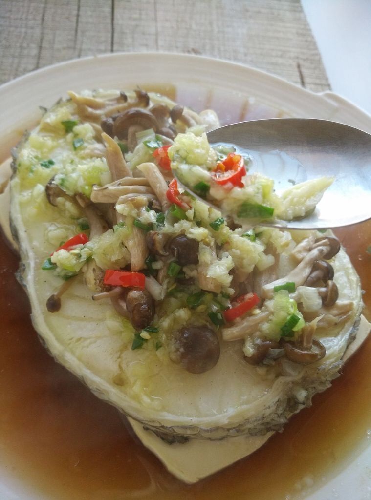 蟹味鳕鱼豆腐,把蒜香油倒在蒸好的鱼身上就好啦!