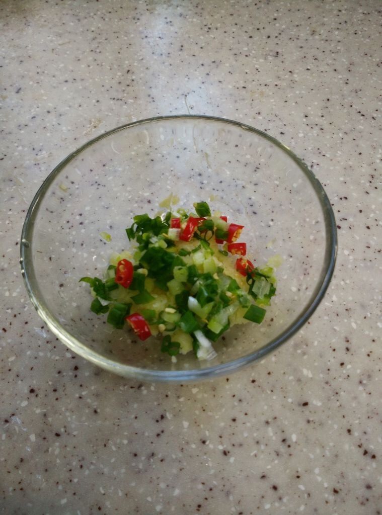 蟹味鳕鱼豆腐,蒸鱼的过程中准备好一个小碗,剁些蒜泥,葱花,半个<a style='color:red;display:inline-block;' href='/shicai/ 82'>小米椒</a>,如果不能吃辣,可以不放!