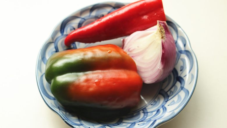 黑椒牛柳,准备配菜,<a style='color:red;display:inline-block;' href='/shicai/ 61'>青椒</a>也变成了红色。