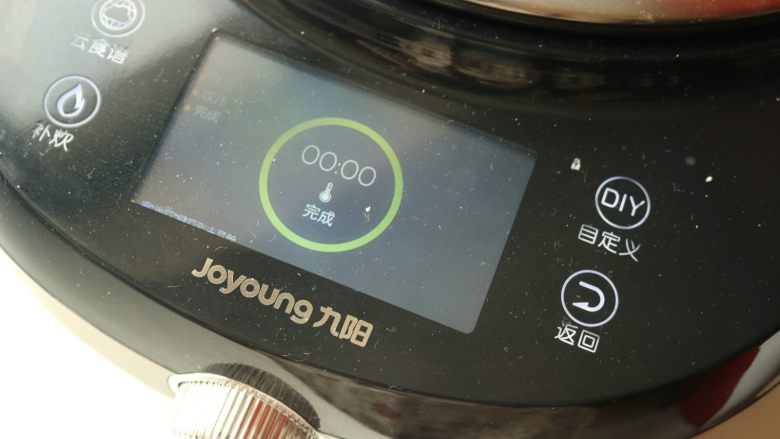 黑椒牛柳,合上盖子,机器接着工作,等程序结束,会发出提示音。