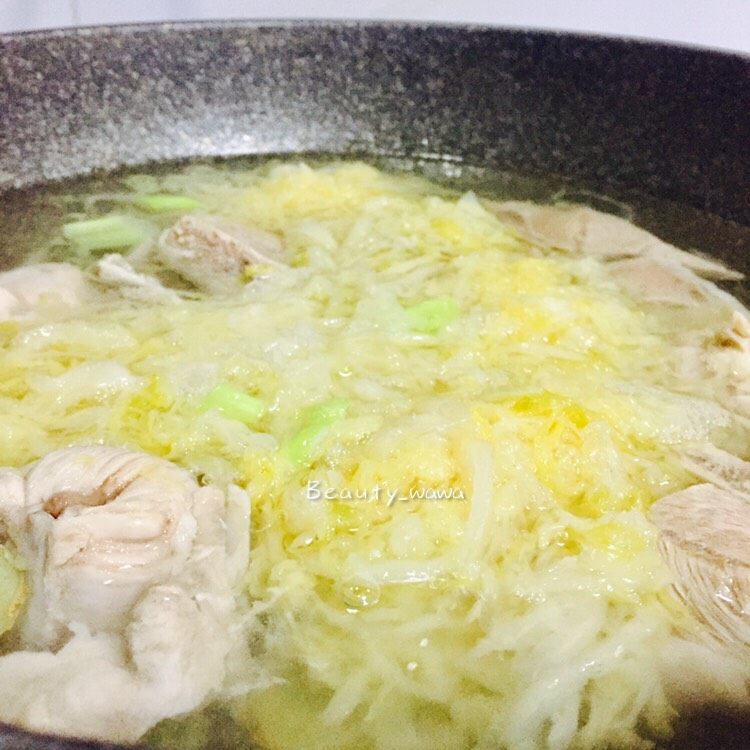 家乡记忆—酸菜排骨汤（东北菜）,入酸菜翻炒两下，加水，没过食材。