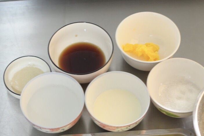 三色全麦吐司,用量勺量杯称准克数,准备好所有材料