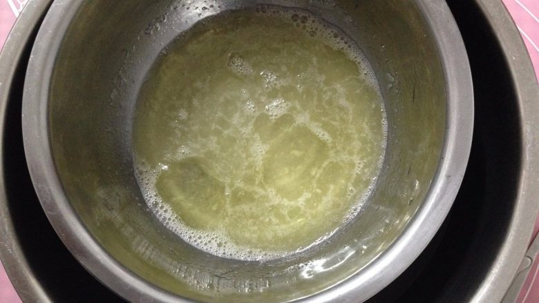 巧克力酱夹心烤蛋白,隔水加热(水温不可太高)至白砂糖完全融化后取出