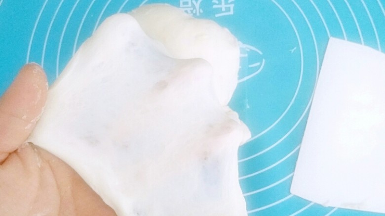 手撕炼奶包,连揉带摔出馍,揉面的时候撒上盐,收圆面团开始发酵。