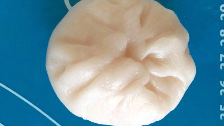 Q弹奶黄冰皮月饼,像包包子一样包好,然后轻轻搓圆