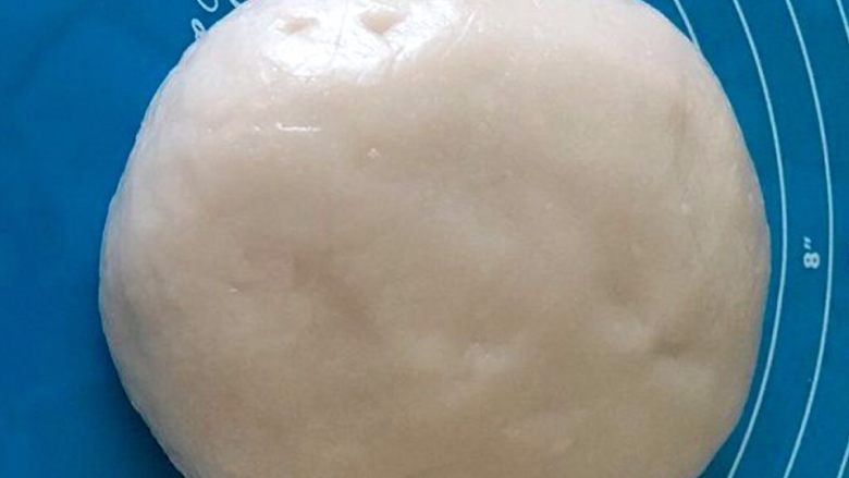Q弹奶黄冰皮月饼,然后用手拌匀后揉成光滑面团,(我加了一点点淡紫色的色素,是Americolor的116号色,用牙签沾了一下涂在面团上然后揉匀的,揉好后呈淡粉色),然后放冰箱冷藏备用