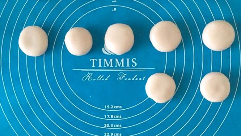 Q弹奶黄冰皮月饼,冷却奶黄糊的时候可以将冰皮面团分成约30g左右的剂子，大约可以分成12个。（为防止冰皮面团粘粘，我在硅胶垫上涂了一层白油）