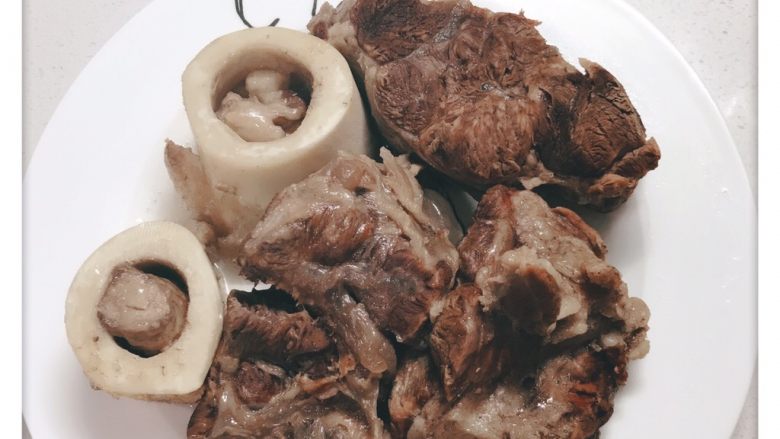 牛肉面,牛腱做好晾凉切薄片备用,牛棒骨吸骨髓。之后洗干净给狗狗做磨牙棒。