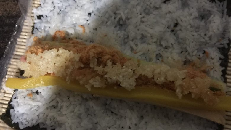 小米寿司,所有食材铺好,当然,小米寿司,千万不要忘了放炸好的米饭。不然就没有卡蹦脆了。