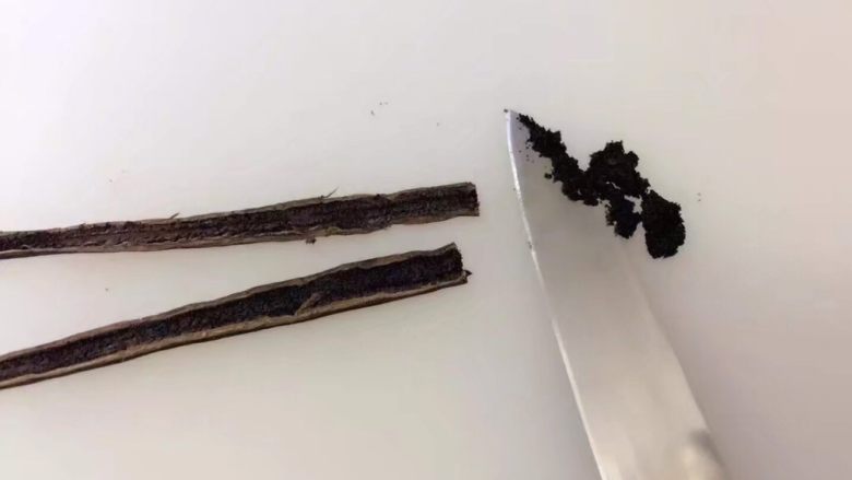 法式焦糖布丁Crème brûlée,香草豆莢切半刮出香草籽