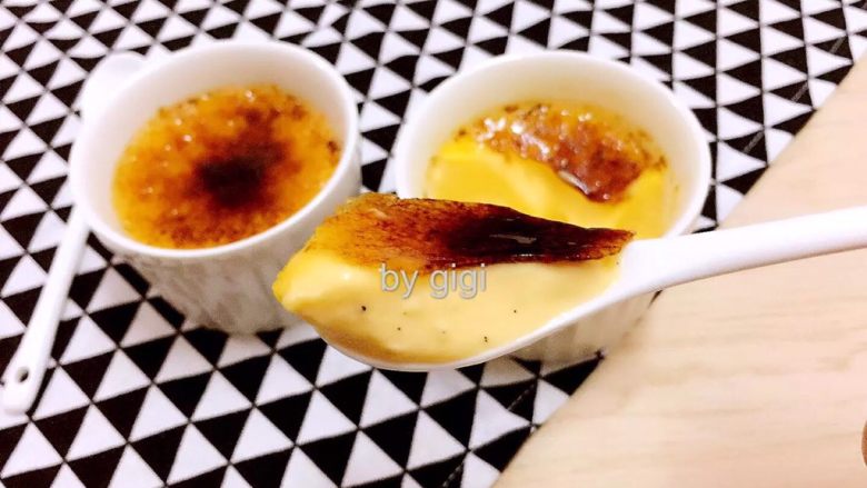 法式焦糖布丁Crème brûlée,用火槍距離3-4寸將黃糖燒成焦黃色 放置5分鐘後即可食用 注意:請在60分鐘內食用 因為時間長了表面的焦糖會溶解 慢慢變成一攤糖水哦!