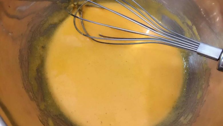 法式焦糖布丁Crème brûlée,烤箱預熱160度 蛋黃與砂糖混合(混合就好 不要打發 以勉混入太多空氣 影響口感)