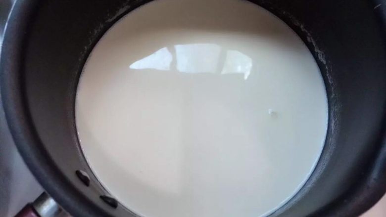 法式焦糖布丁Crème brûlée,鮮奶油倒牛奶鍋中 小火加熱至邊緣開始冒煙馬上關火