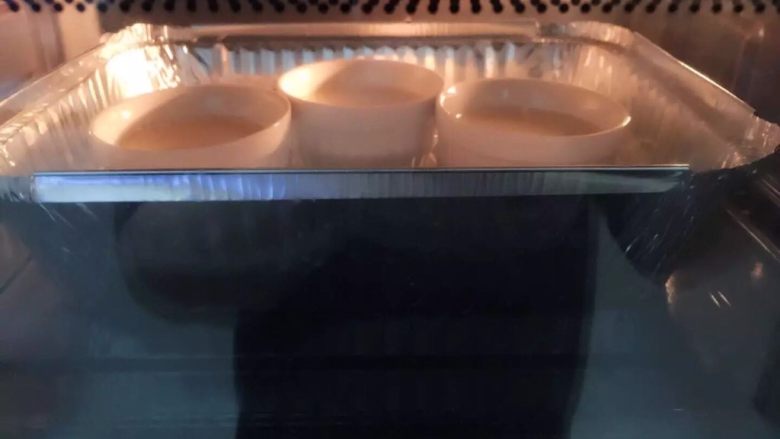 法式焦糖布丁Crème brûlée,送入烤箱160度烤約30分鐘 輕敲布丁碗 布丁應輕微震盪即可取出 室溫放涼後放入冰箱冷藏4小時或以上備用
