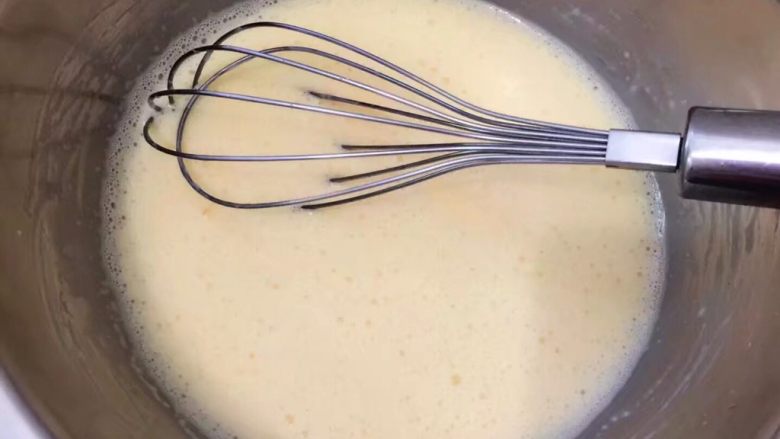 法式焦糖布丁Crème brûlée,慢慢倒入蛋黃中(一邊攪拌蛋黃一邊倒入鮮奶油 同時進行)