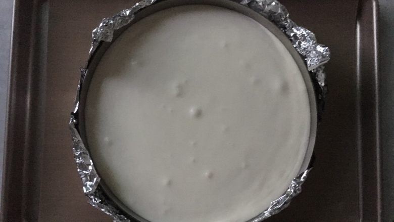 海洋椰风慕斯蛋糕,椰浆跟淡奶油相混合好倒入慕斯圈,轻震出小气泡,冰箱冷藏一夜。