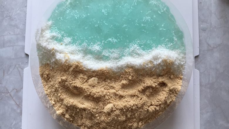 海洋椰风慕斯蛋糕,再把饼干碎放上,以假乱真的沙滩。