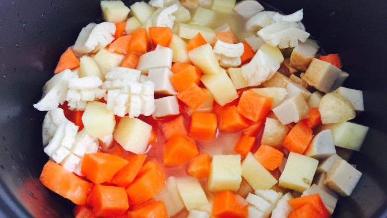 电饭煲之斋焖饭,出去青瓜之外，其他材料全部放入电饭煲，平铺即可按下煮饭键开始煮。