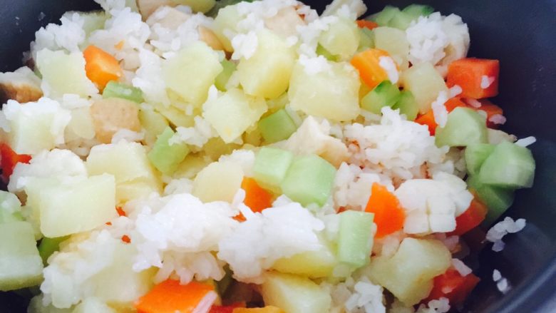 电饭煲之斋焖饭,带饭煮好跳到保温档时，立即打开电饭煲盖子下青瓜，再等上十分钟即可开盖吃饭，吃前记得要把锅里的全部材料搅拌均匀。