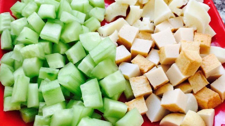 电饭煲之斋焖饭,<a style='color:red;display:inline-block;' href='/shicai/ 3581'>青瓜</a>洗净后去皮切丁待用，鱼丸或是鱼腐及桂花卷皆切丁待用。