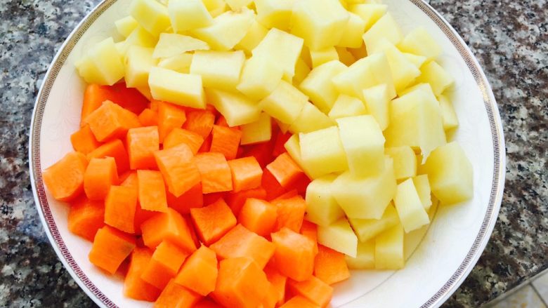 电饭煲之斋焖饭,<a style='color:red;display:inline-block;' href='/shicai/ 25'>胡萝卜</a>、<a style='color:red;display:inline-block;' href='/shicai/ 23'>土豆</a>洗净去皮待用。