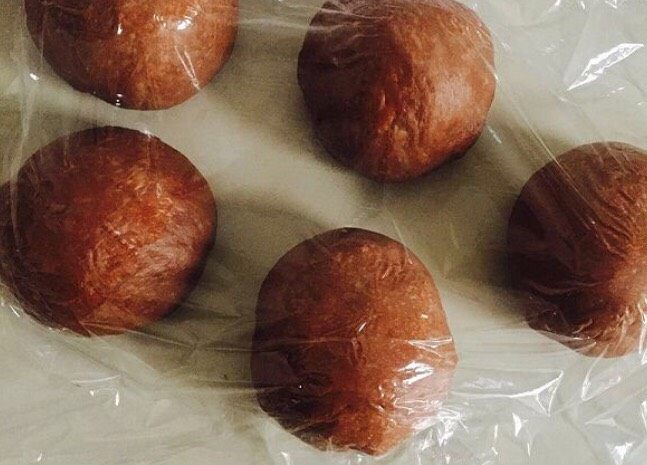 可可麻薯软欧,面团发酵好以后拿出排气 分成五个小面团 松弛十分钟左右 个一百克 大小自己决定 麻薯也分成同等大小的
