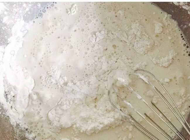 可可麻薯软欧,现在准备麻薯 将出了黄油以外的材料混合至无颗粒