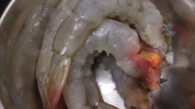 煙熏三文魚奶油大蝦意粉,大蝦去殼(留尾部)頭部慢慢撕去 盡量把蝦膏留下