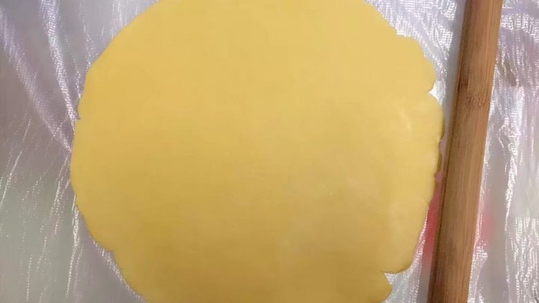 法式地道蘋果派Tarte aux Pommes,取出麵團 台面可以鋪油紙或保鮮膜(便于擀好的麵團輕易提起)用擀麵棍擀開 擀成2.5mm厚圓片狀