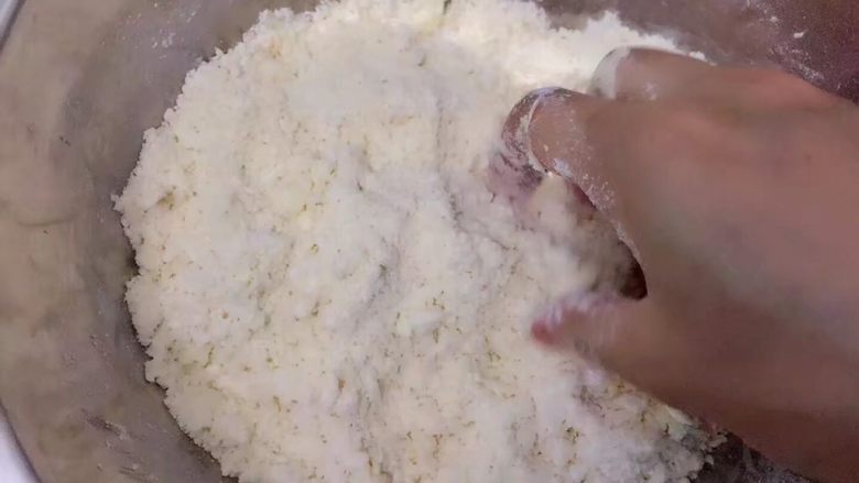 法式地道蘋果派Tarte aux Pommes,將低筋麵粉和黃油從冰箱取出 用手指輕輕捏碎混合成顆粒狀